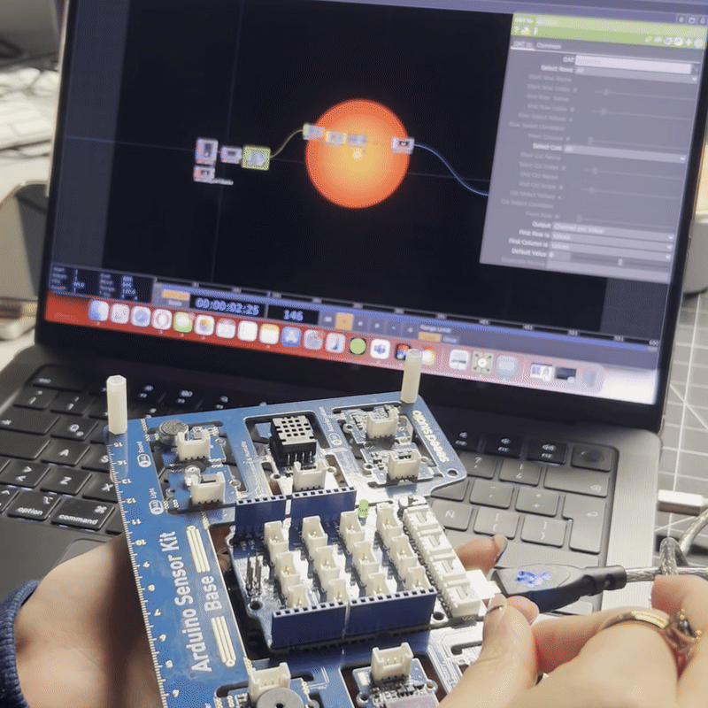 This is what the final output looks like when the potentiometer is turned. The sphere changes size and colour based on the data received from the Arduino.
